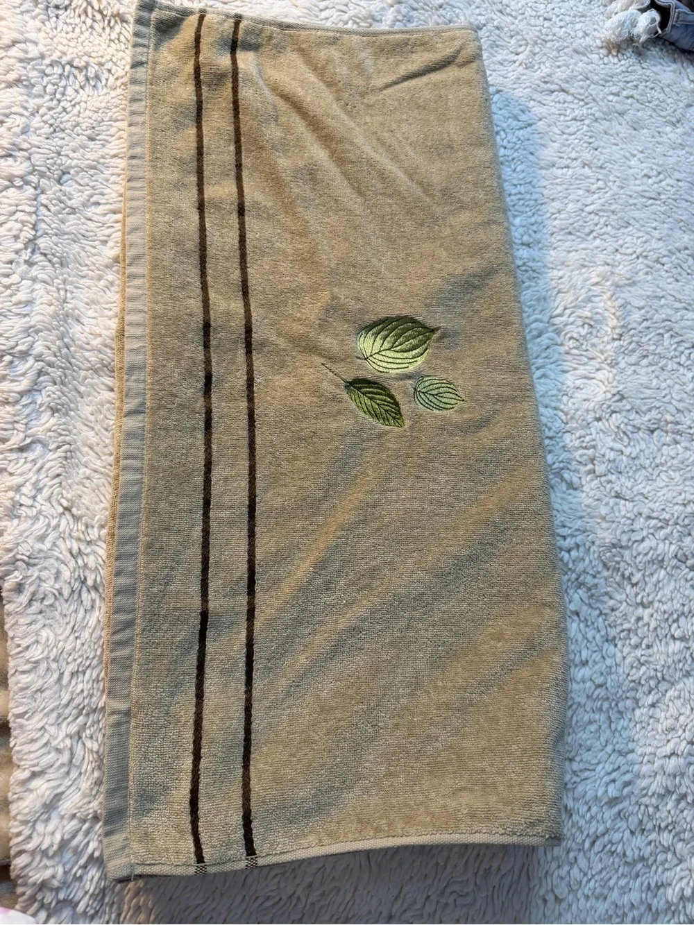 Kassa Fina Brown Bath towel set (2) embroidered leaves 100% Ringspun Cotton